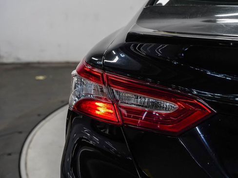 Used 2020 Toyota Camry SE w/ Sunroof Package FWD image 11
