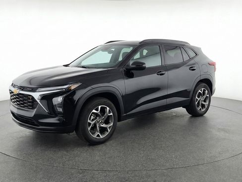 Used 2025 Chevrolet Trax LT w/ LT Convenience Package image 3