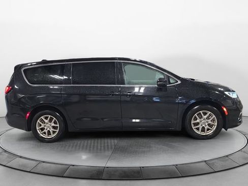 Used 2024 Chrysler Pacifica Touring-L FWD image 6