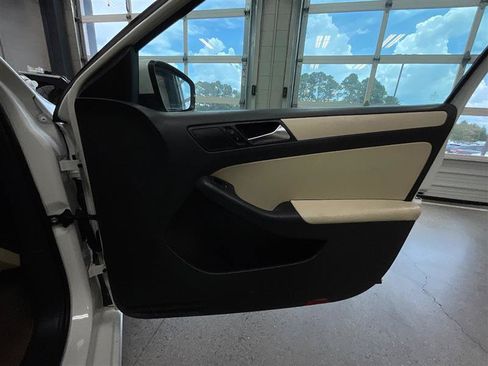 Used 2011 Volkswagen Jetta SE FWD image 24