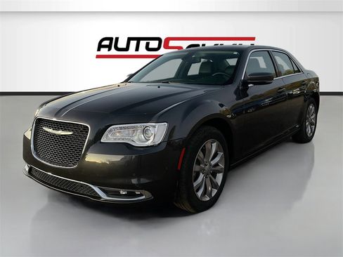 Used 2021 Chrysler 300 Touring L image 3