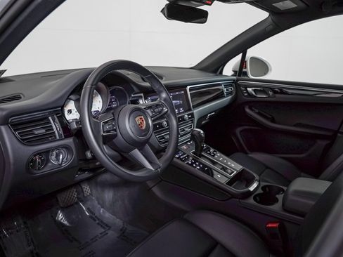 Certified 2024 Porsche Macan AWD/4WD image 4