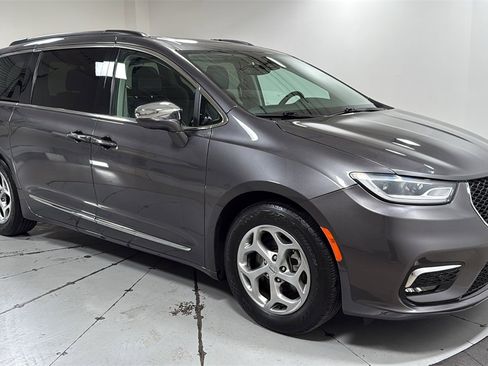 Used 2022 Chrysler Pacifica Limited image 3