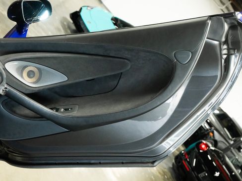 Used 2020 McLaren 600LT Spider RWD image 38