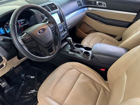 Used 2017 Ford Explorer XLT w/ Equipment Group 202A image 4