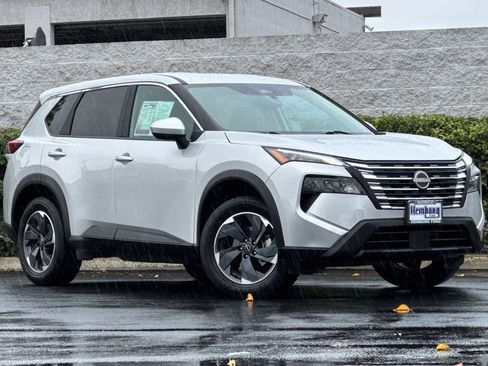 Used 2024 Nissan Rogue SV image 2