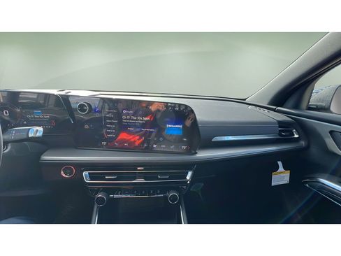 New 2026 Chevrolet Traverse LT w/ Driver Confidence Package AWD/4WD image 17