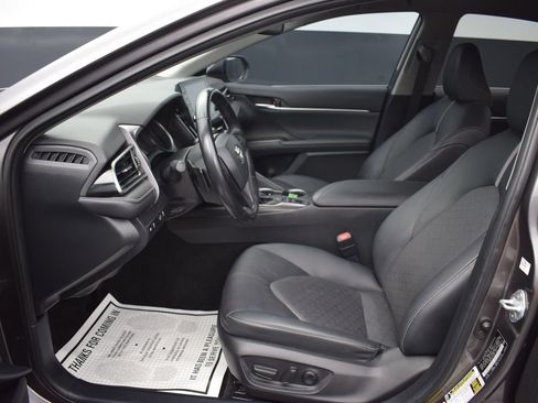Used 2022 Toyota Camry XSE FWD image 13