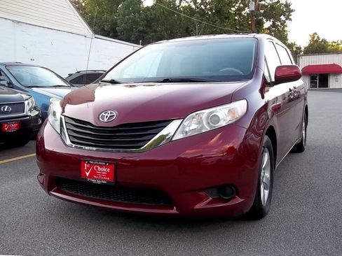 Used 2012 Toyota Sienna LE w/ Towing Pkg FWD image 1
