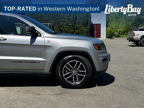 Used 2017 Jeep Grand Cherokee Trailhawk w/ Trailhawk Luxury Group AWD/4WD image 3