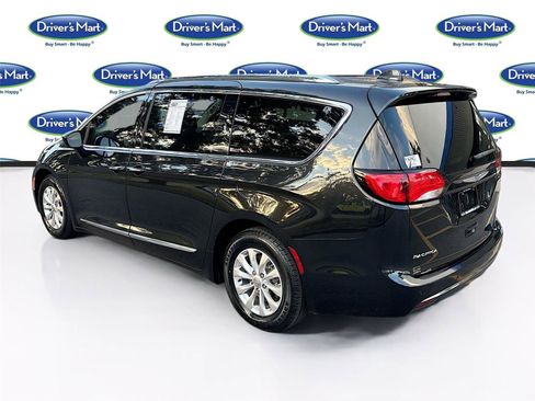 Used 2018 Chrysler Pacifica Touring-L image 5