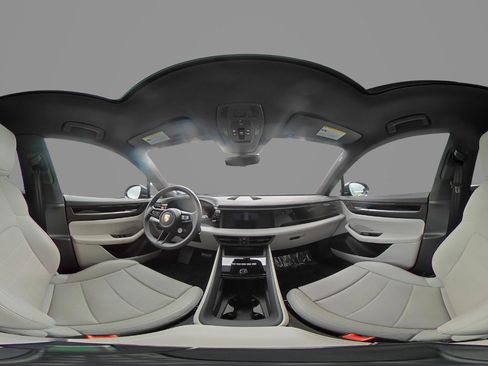 Used 2025 Porsche Macan Electric image 31