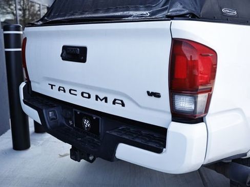 Used 2019 Toyota Tacoma TRD Sport image 10