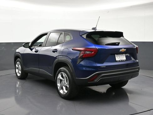 Used 2024 Chevrolet Trax LS w/ LS Convenience Package FWD image 3