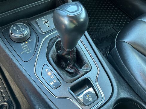 Used 2019 Jeep Cherokee Trailhawk w/ Cold Weather Group image 17