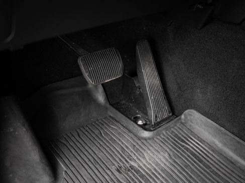 Used 2022 Ford Explorer XLT w/ Equipment Group 202A image 17