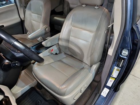 Used 2017 Toyota Sienna FWD image 16