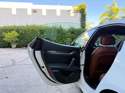 Used 2017 Maserati Ghibli image 11