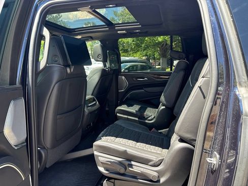 Used 2022 Cadillac Escalade ESV Sport Platinum w/ LPO, ONYX Package AWD/4WD image 17