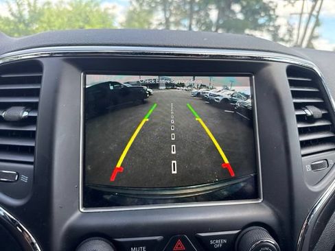 Used 2018 Jeep Grand Cherokee Laredo AWD/4WD image 15