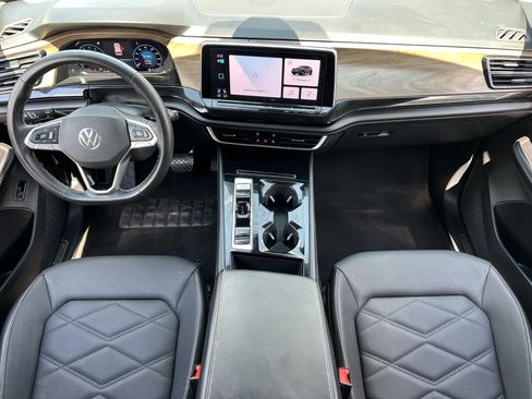 Used 2024 Volkswagen Atlas SE w/ Black Wheel Package FWD image 14