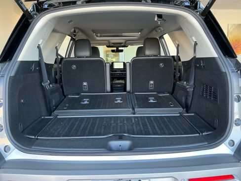Used 2024 Nissan Pathfinder Platinum FWD image 34