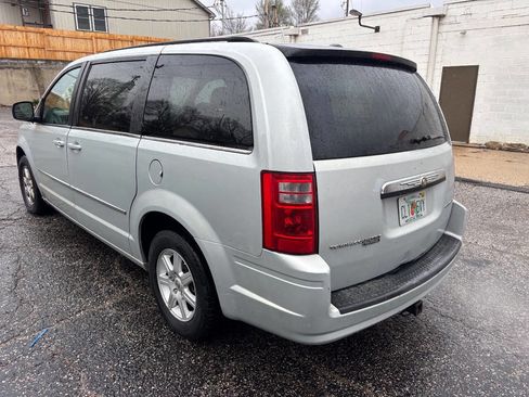 Used 2010 Chrysler Town & Country Touring image 9