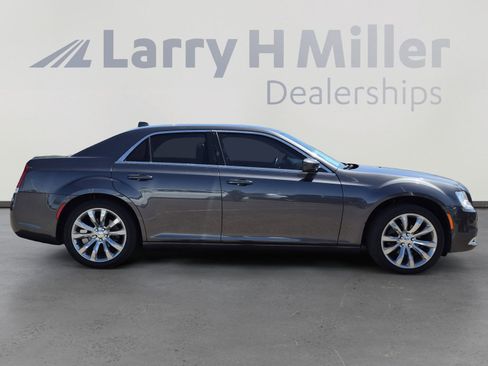 Used 2018 Chrysler 300 Touring L RWD image 6