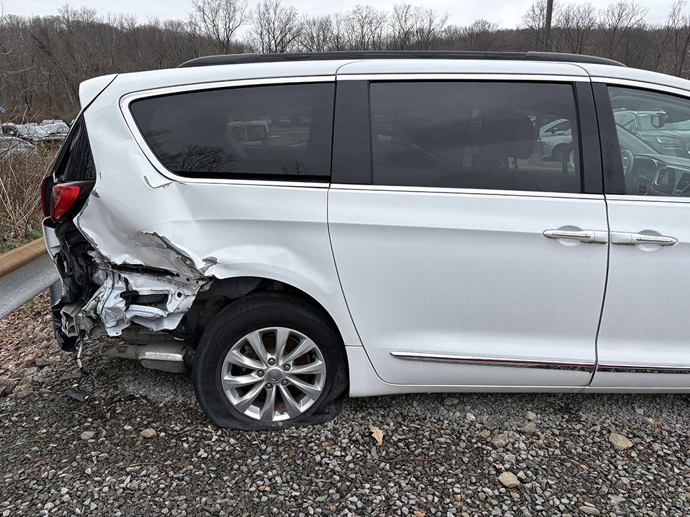 Used 2017 Chrysler Pacifica Touring-L FWD image 5