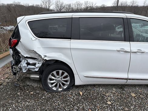 Used 2017 Chrysler Pacifica Touring-L FWD image 5