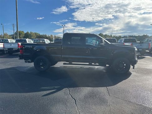 New 2026 Ford F250 Lariat w/ Black Appearance Package image 4
