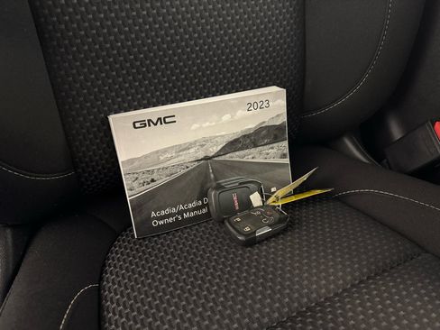Used 2023 GMC Acadia SLE w/ Driver Convenience Package image 45