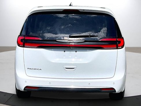 Certified 2023 Chrysler Pacifica Touring-L FWD image 8