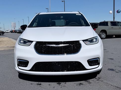 New 2026 Chrysler Pacifica Limited image 3