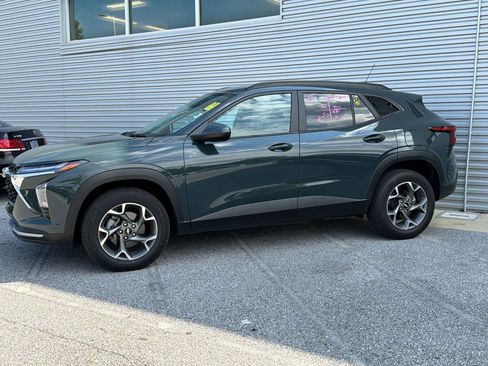 Used 2025 Chevrolet Trax LT FWD image 6