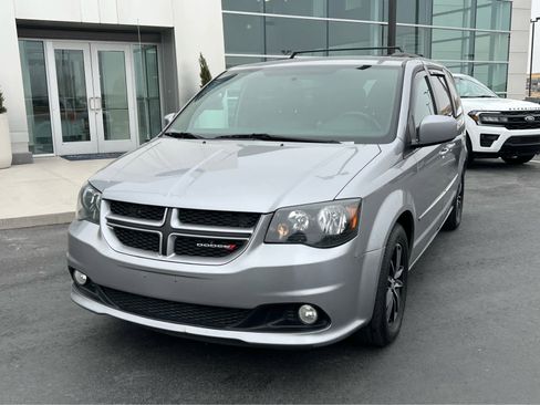 Used 2017 Dodge Grand Caravan GT image 3