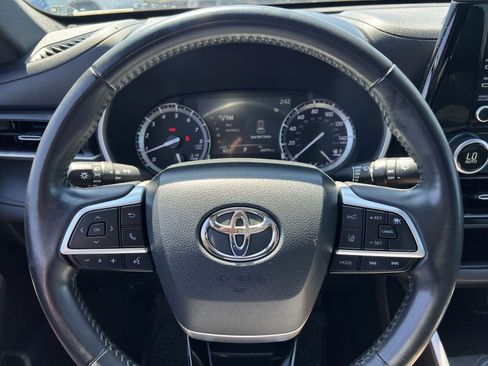 Used 2022 Toyota Highlander XSE AWD/4WD image 16