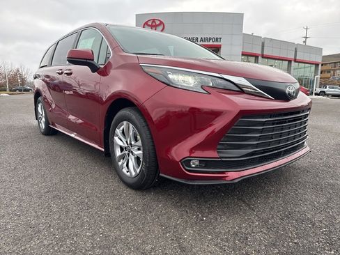 New 2026 Toyota Sienna XLE image 2