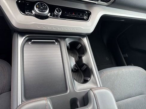 Used 2025 Ford Expedition Active image 18