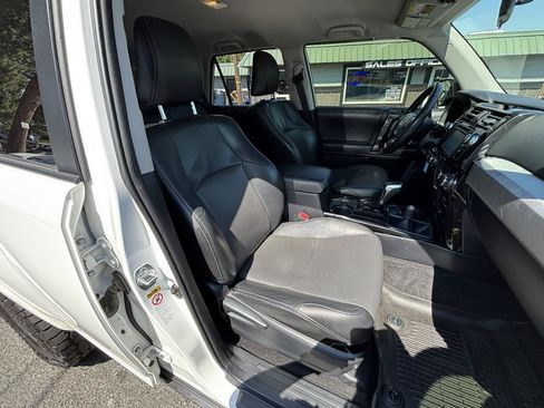 Used 2018 Toyota 4Runner TRD Off-Road AWD/4WD image 9