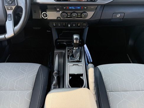 Used 2020 Toyota Tacoma TRD Sport w/ Technology Package image 15