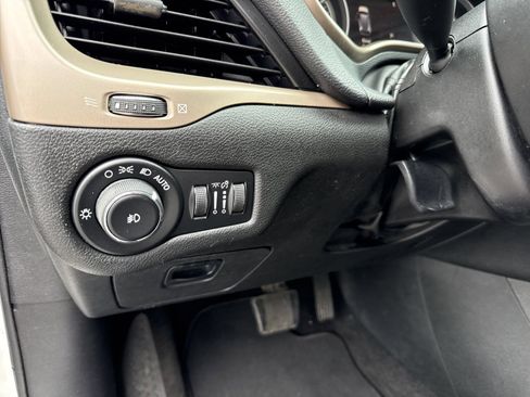 Used 2015 Jeep Cherokee Limited FWD image 12