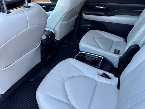 Used 2024 Toyota Grand Highlander Platinum image 13