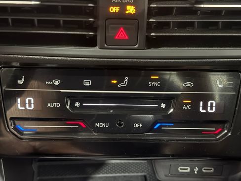Used 2025 Volkswagen Jetta SE FWD image 31