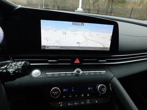 Used 2022 Hyundai Elantra Limited w/ Preferred Accessory Package image 10