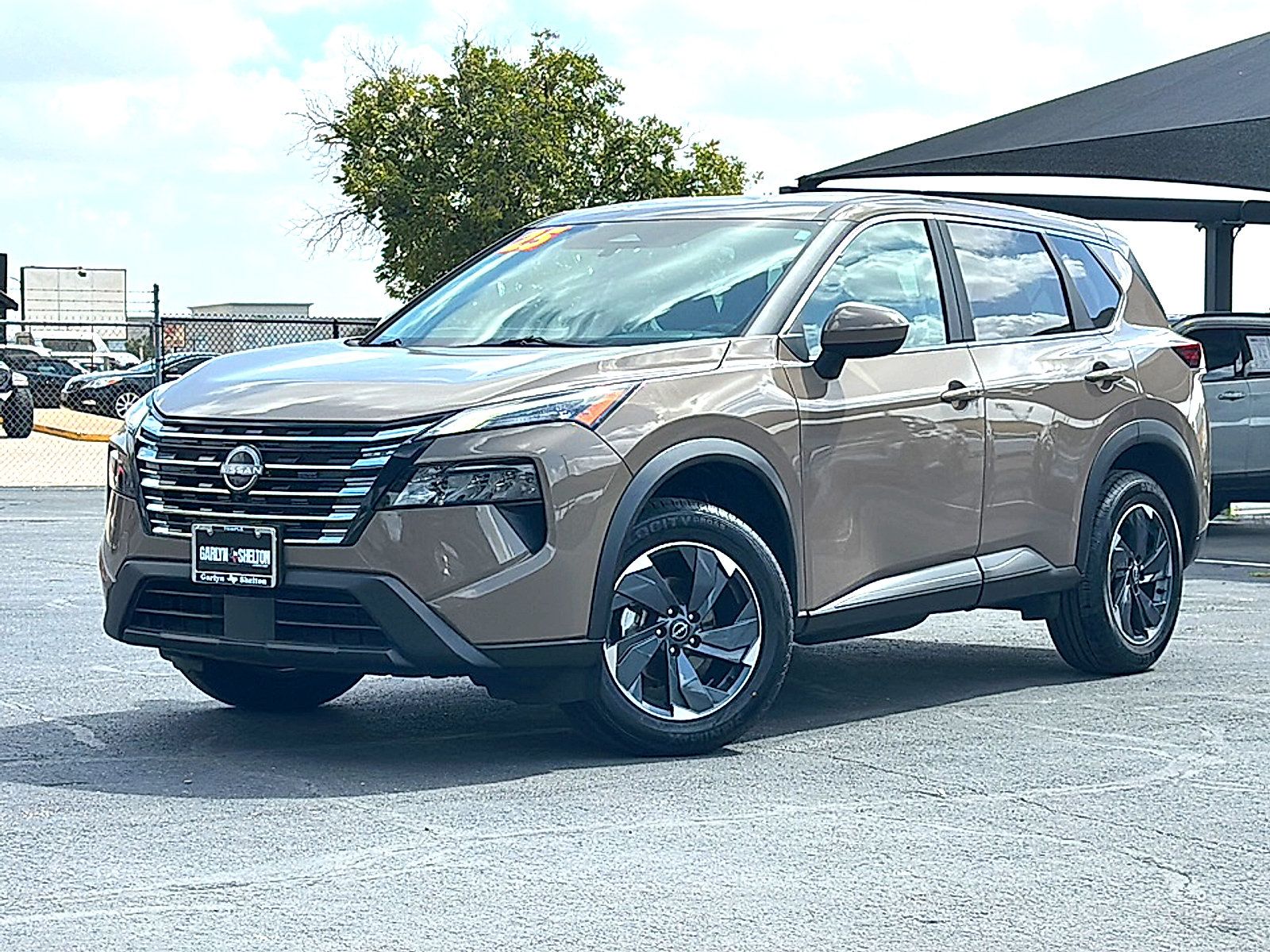 Used 2025 Nissan Rogue SV FWD image 2