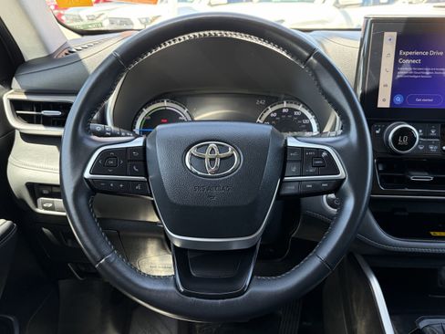 Certified 2024 Toyota Highlander XLE AWD/4WD image 16