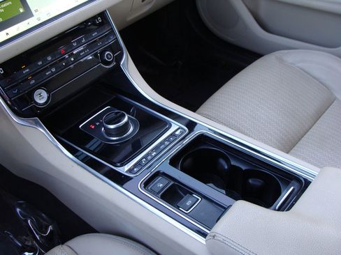 Used 2017 Jaguar XF Prestige image 16