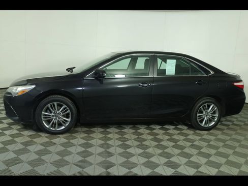 Used 2015 Toyota Camry SE image 4