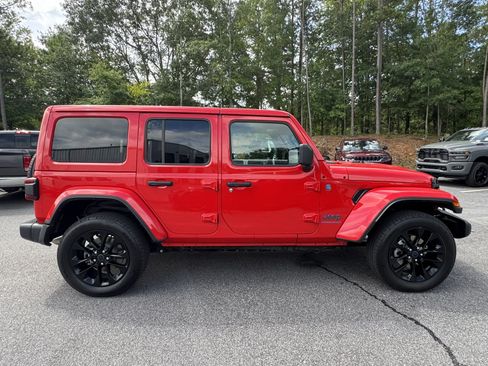 Used 2025 Jeep Wrangler Unlimited Sahara w/ Safety Group AWD/4WD image 4